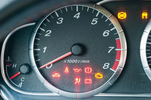 Le tableau de bord de l'intérieur de la voiture poussiéreuse est