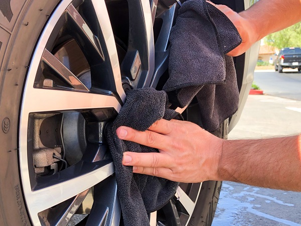 La jante de la voiture est endommagée : comment la remettre en état ?