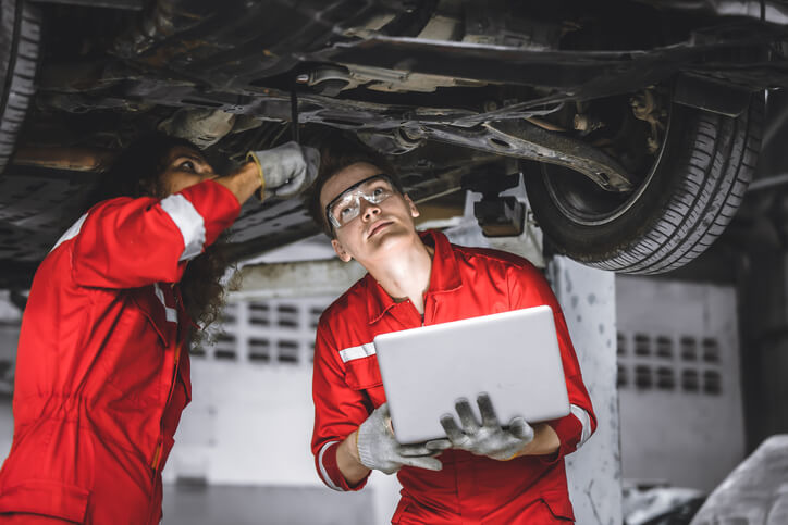 Experts en estimation des dommages automobile inspectent un véhicule