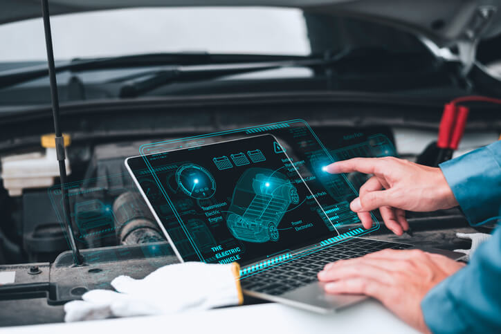 Étudiants en formation mécanique automobile en cours pratique pour maîtriser ses compétences techniques