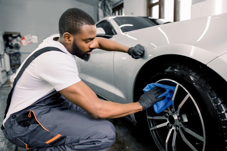 Étudiants en formation professionnelle esthétique automobile en cours pratique de polissage