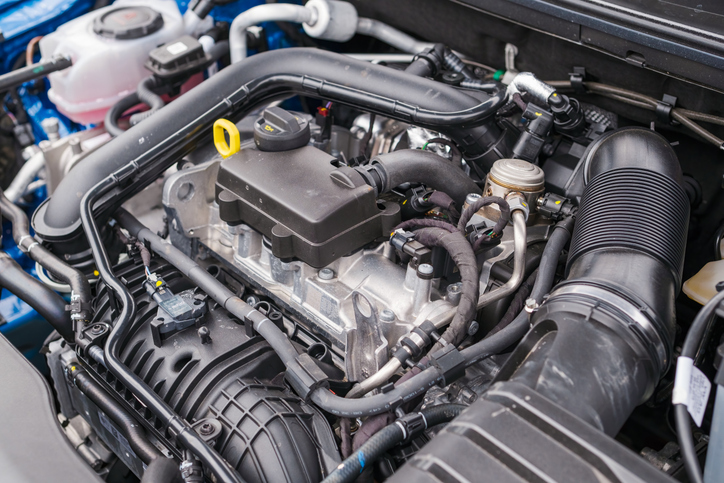 Moteur nécessitant le nettoyage d’une vanne EGR dans un atelier.