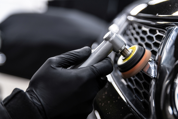 Détailleur professionnel appliquant une technique d’esthétique automobile.