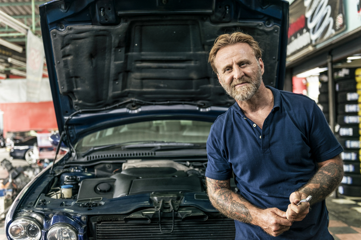 Adulte en atelier, débutant sa reconversion automobile