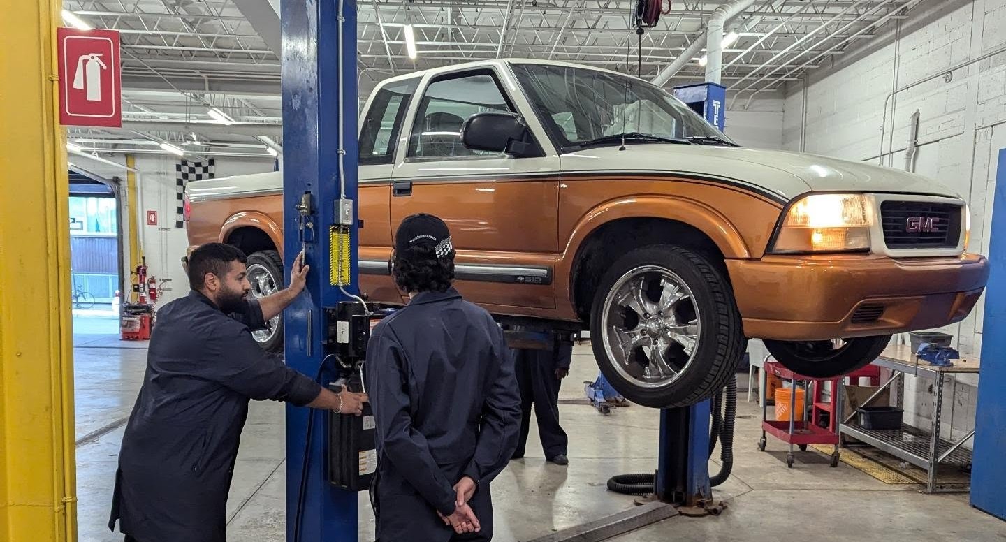 Étudiants en atelier pour obtenir leur DEP en mécanique automobile