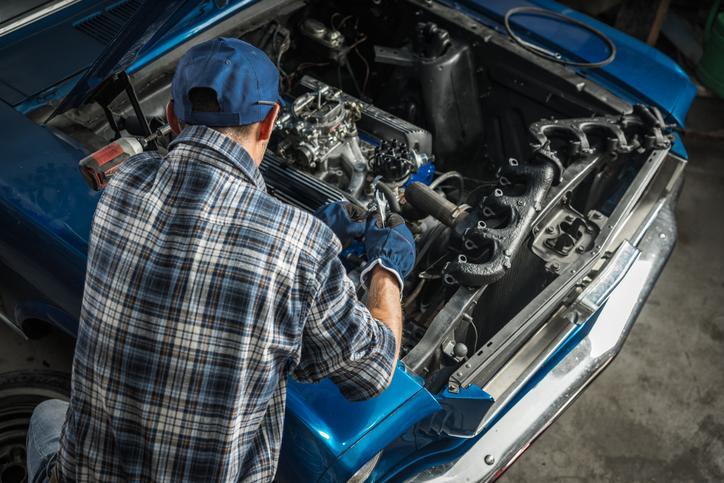 Technicien ayant suivi un cours dans une école de mécanique automobile
