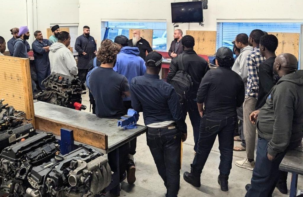 Groupe d’apprentis mécaniciens suivant un DEP en Mécanique automobile