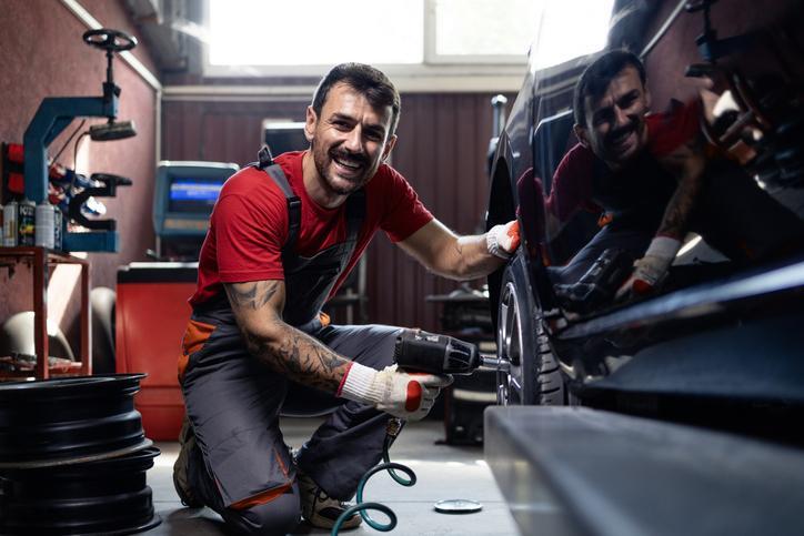 Étudiant en atelier pratiquant sur un moteur dans le cadre d’un DEP en mécanique automobile à Montréal.