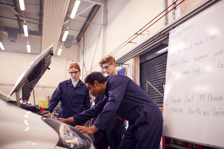 « étudiants en atelier – DEP en mécanique automobile »