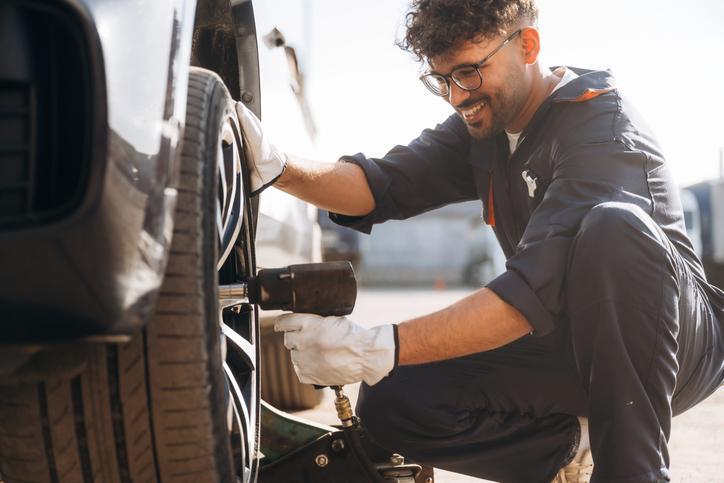 Groupe d’apprentis mécaniciens suivant un DEP en Mécanique automobile.