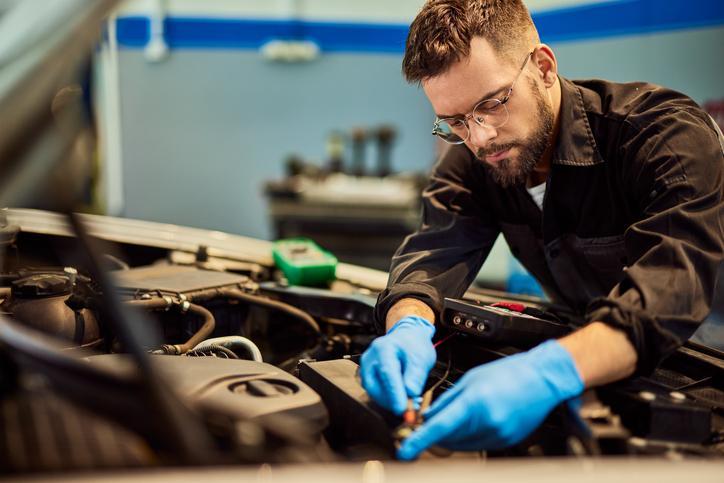 Étudiant à L’École de L’Automobile pendant un cours de mécanique.