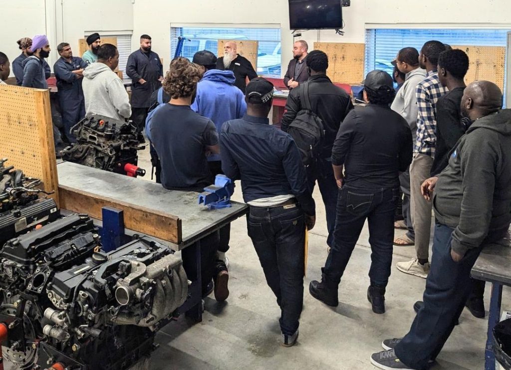Étudiants en formation DEP en Mécanique automobile.