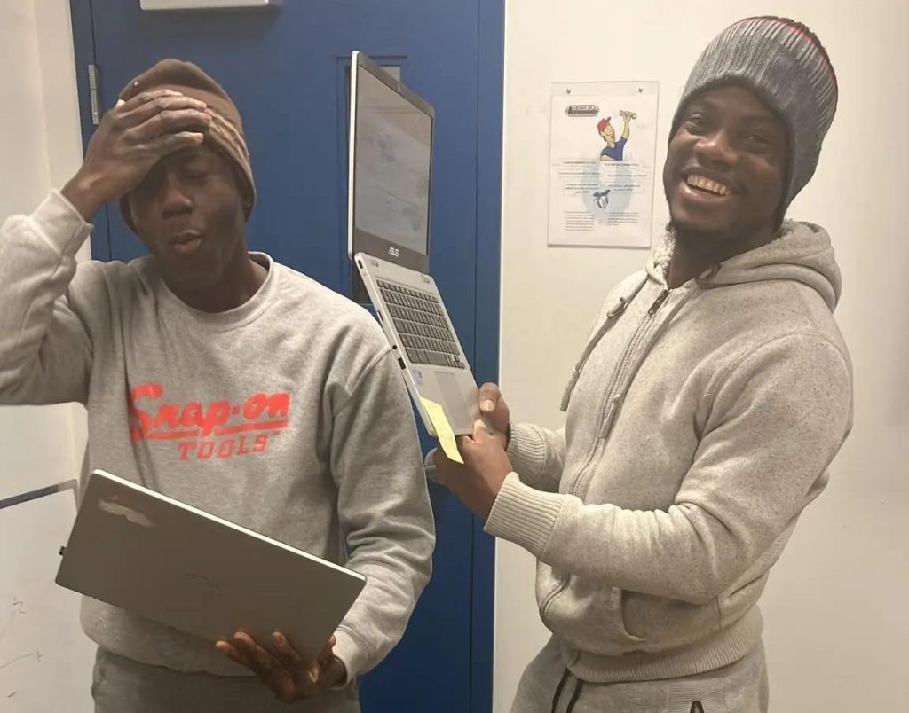 Étudiants apprenant la théorie dans le cadre du DEP en Mécanique automobile.