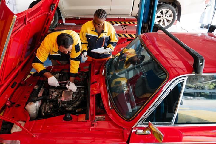 Étudiante suivant un DEP en Mécanique automobile.