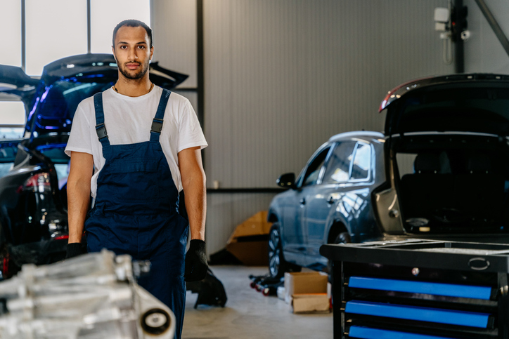 Étudiant en atelier pratiquant lors d’un DEP en Mécanique automobile.