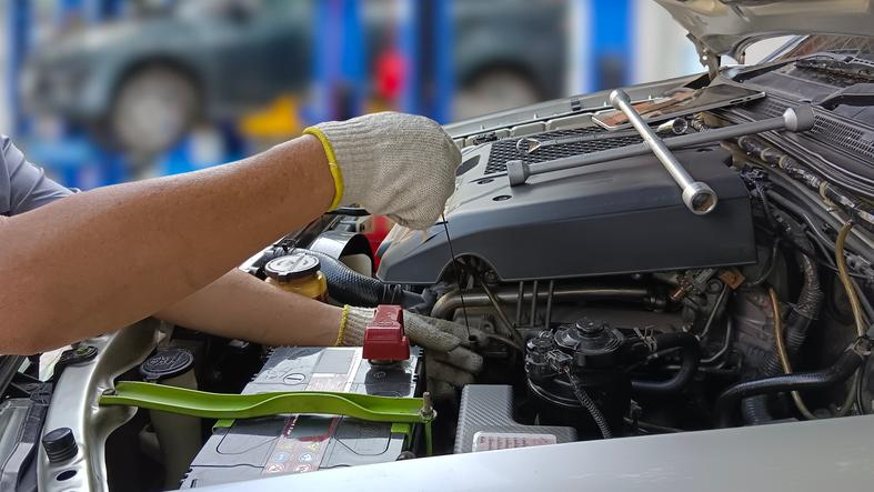 Nouvel étudiant suivant un DEP en Mécanique automobile en atelier.