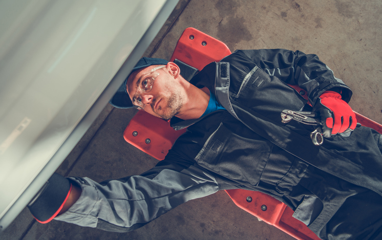 Étudiant en cours pratique dans le cadre d’un DEP en Mécanique automobile.