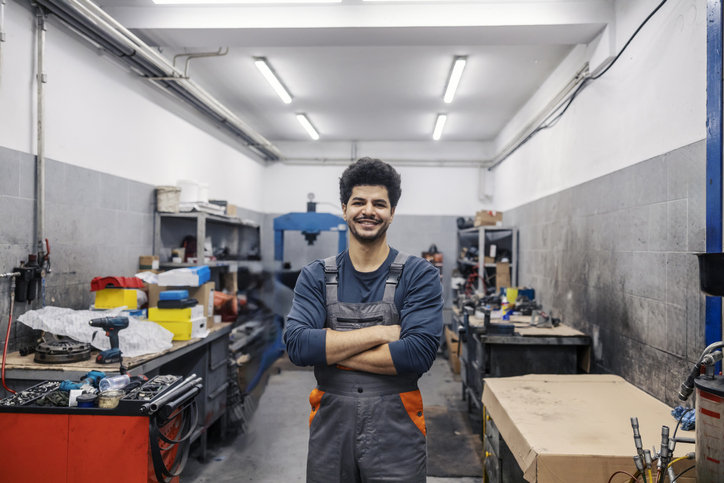 Étudiant pendant une formation DEP en Mécanique automobile.