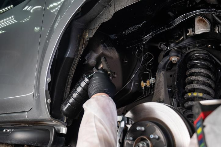 Étudiant en cours pratique dans le cadre du DEP en Mécanique automobile.