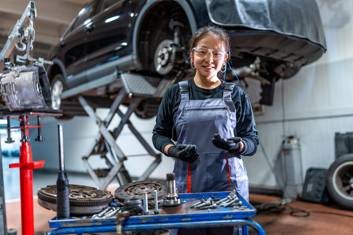Jeune étudiante passionnée inscrite au DEP en Mécanique automobile.