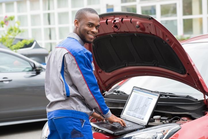 Étudiant en atelier effectuant un DEP en Mécanique automobile à Montréal