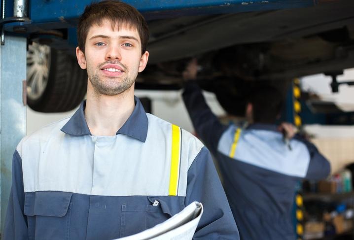 Étudiant en DEP de Mécanique automobile en formation pratique