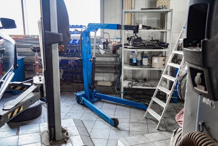 Atelier de mécanique formant des étudiants en DEP Mécanique automobile