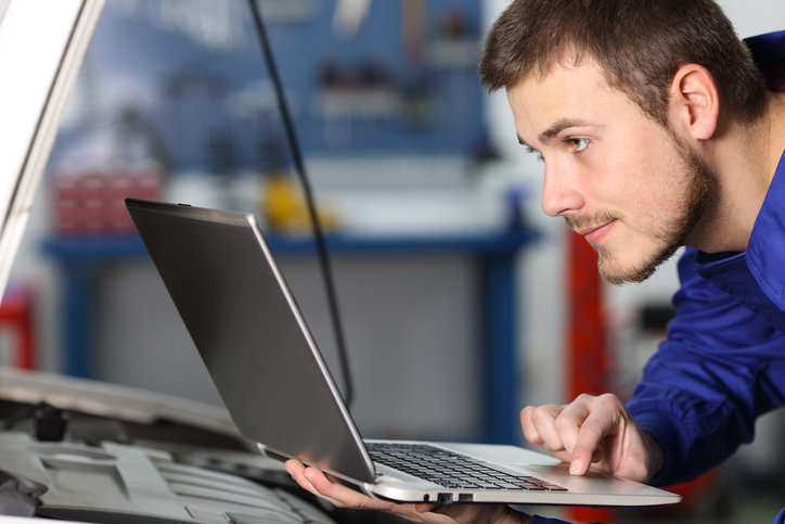 Étudiants suivant un DEP en Mécanique automobile dans un atelier moderne.