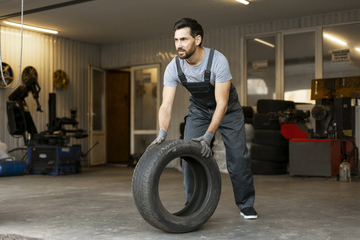Atelier de mécanique avec étudiant en formation DEP en Mécanique