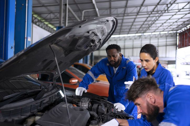Étudiant en atelier suivant un DEP en Mécanique automobile à Montréal – École de L’Automobile