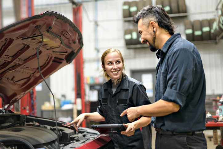 Étudiants en salle de pratique, lieu idéal pour démarrer un DEP en Mécanique automobile.