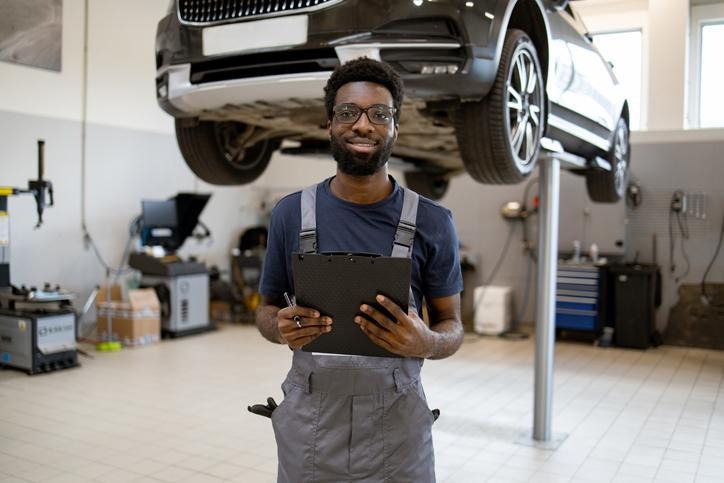 Étudiant en formation pratique dans un atelier de mécanique automobile à Montréal.