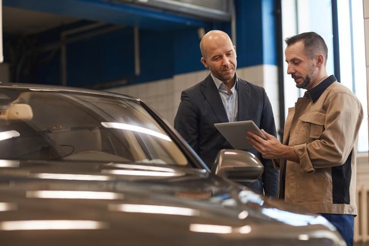 Conseiller aux opérations présentant les services à un client.