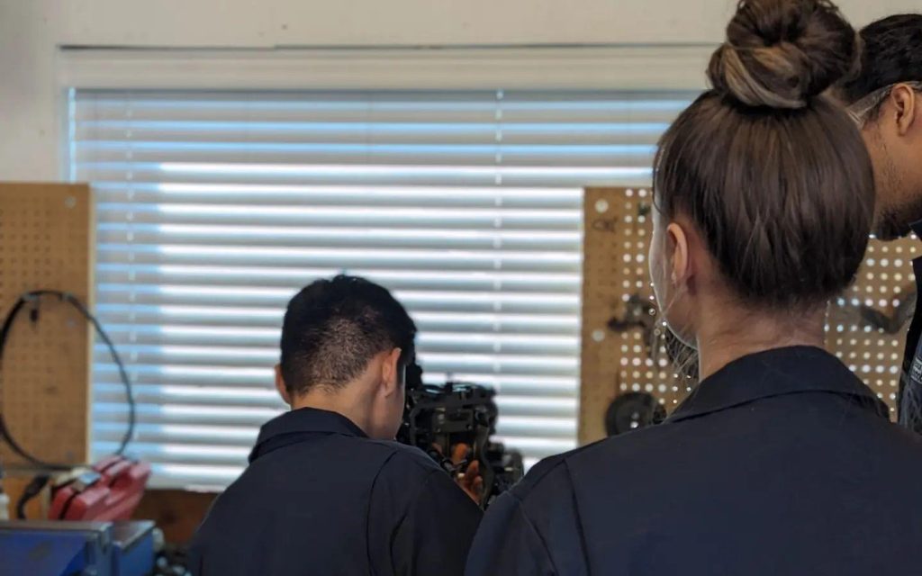 Étudiante dans le cadre d’une formation en mécanique automobile