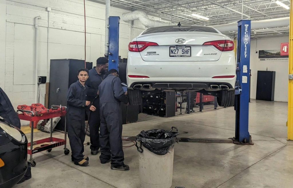 Atelier de L’École de L’Automobile illustrant la réalité du métier de mécanicien
