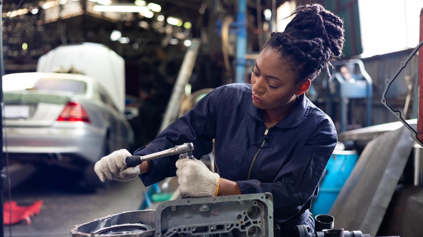 Adulte en reconversion suivant une formation automobile Montréal