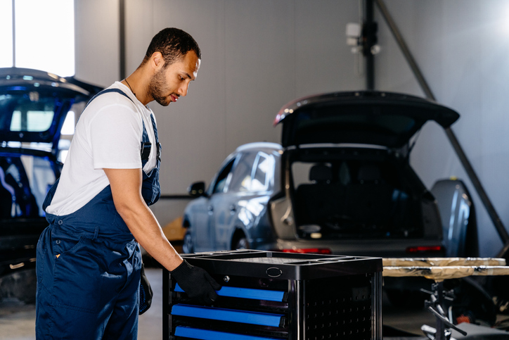 Atelier automobile modernisé où un technicien applique les compétences acquises grâce à une formation des employés en mécanique électrique