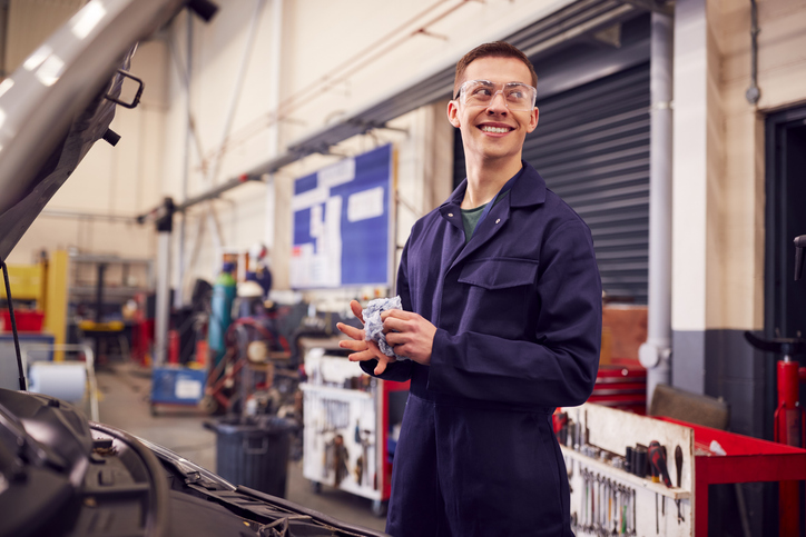 Groupe d’étudiants en études en mécanique auto travaillant avec des outils spécialisés
