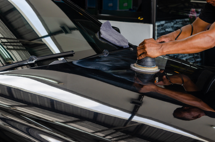 Véhicule nettoyé par un spécialiste pour illustrer une detailing auto