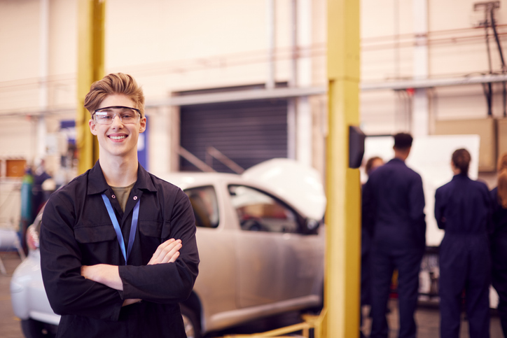Étudiant apprenant à diagnostiquer un moteur pour apprendre la mécanique automobile
