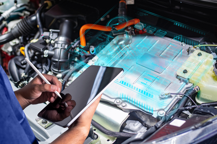 Technicien en train de diagnostiquer un système de mécanique hybride automobile