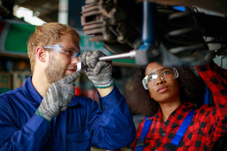 Étudiant en atelier suivant une formation en mécanique automobile pratique