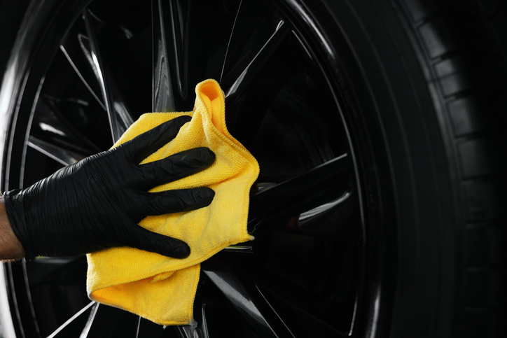 Technicien réalisant un nettoyage dans une entreprise de detailing auto spécialisée