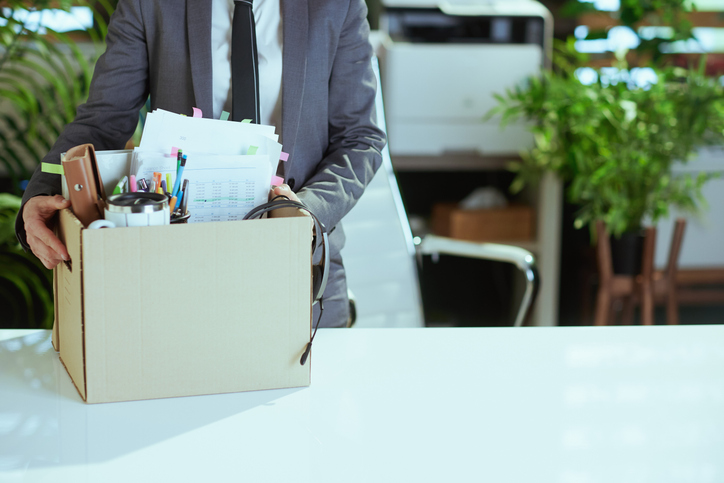 Professionnel quittant un emploi de bureau pour une formation en mécanique automobile