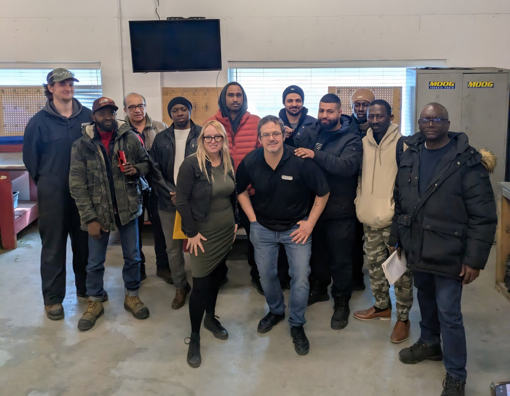 Étudiants diplômés bénéficiant d’un suivi après formation automobile aux Journées Carrière