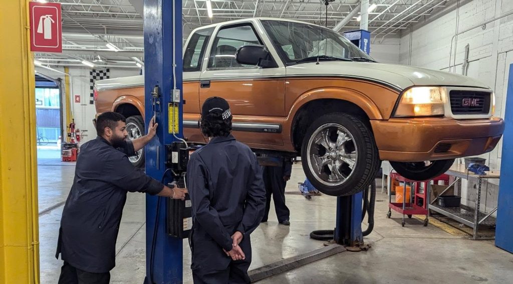 Groupe d’étudiants débutant une carrière en mécanique automobile