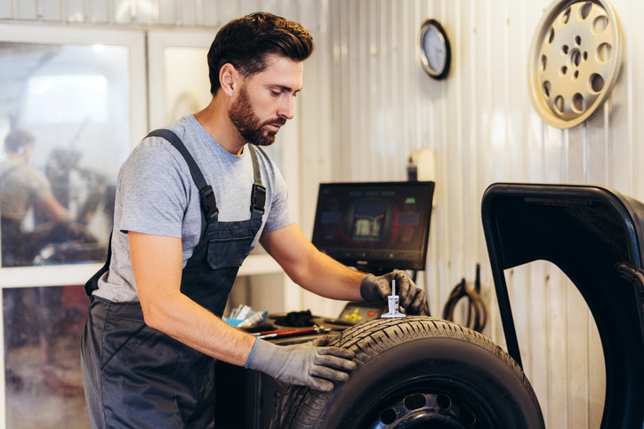 Groupe d’étudiants suivant une formation technique automobile à Montréal en atelier