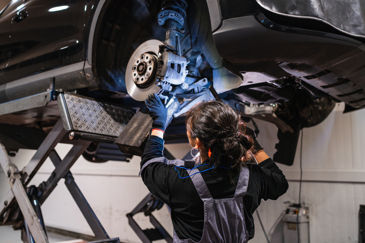 Étudiants apprenant à travailler en mécanique automobile dans un atelier moderne
