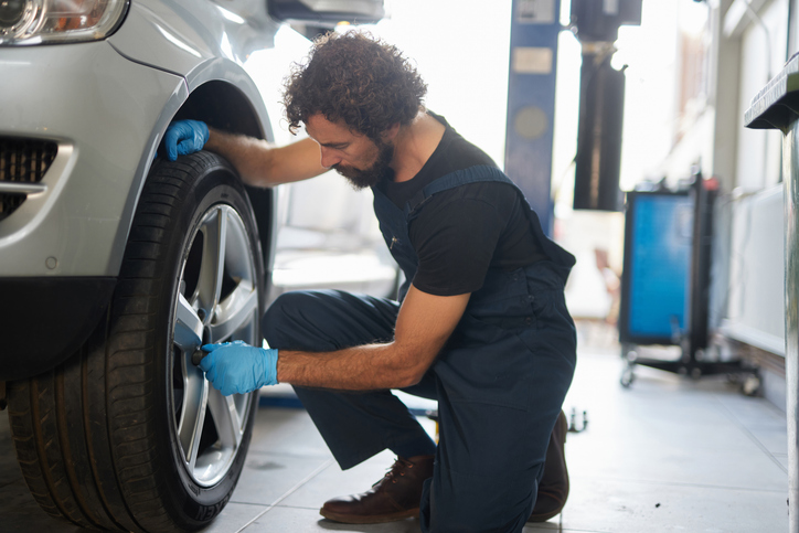 Étudiant découvrant un métier technique lors d’une formation en mécanique automobile