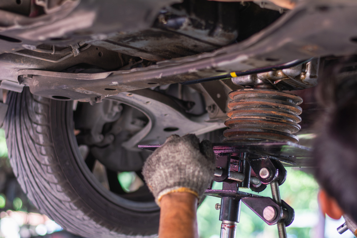 Nouvel arrivant suivant une formation pour nouveaux arrivants dans un atelier à Montréal